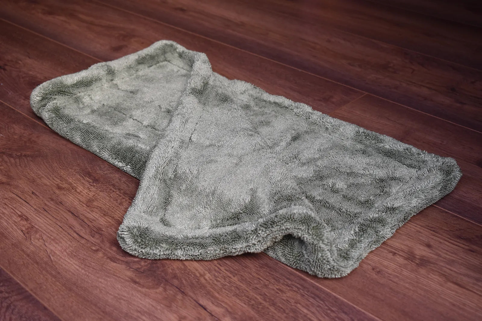 2200 GSM compact microfiber drying towel folded showing dual-layer thickness - 50x50 cm size, color green