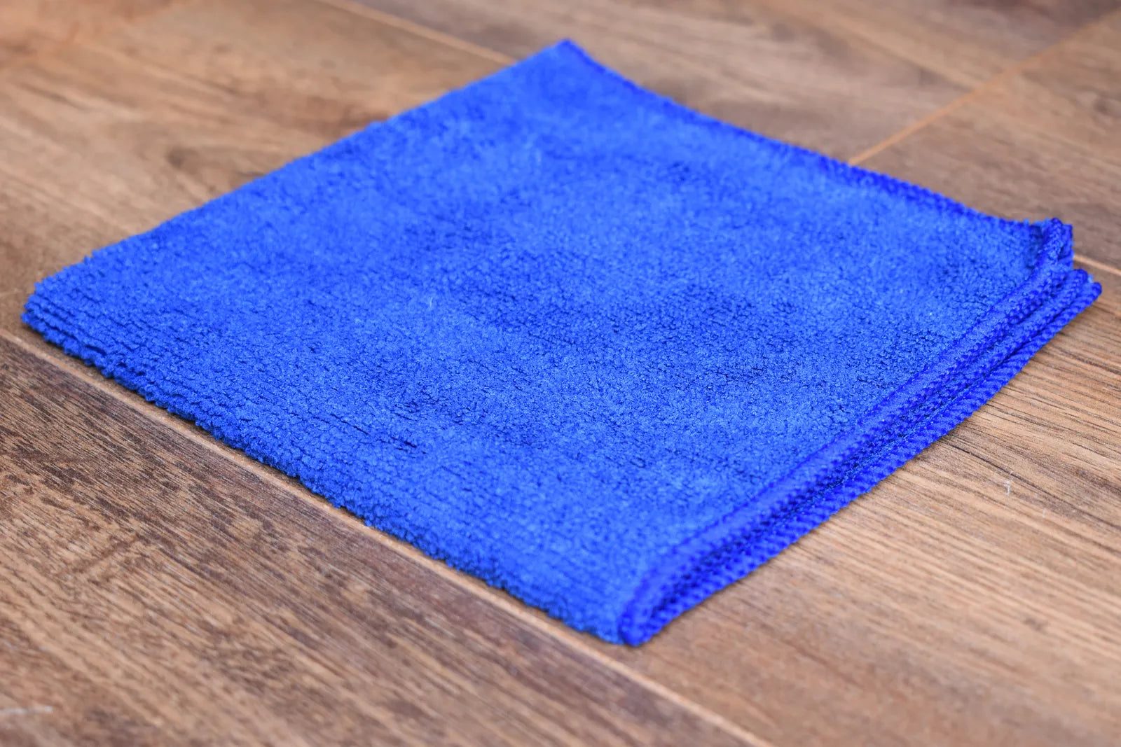 Blue microfiber cleaning towel folded - 300 GSM, 80/20 blend, 35x35 cm, stitched edge for home use