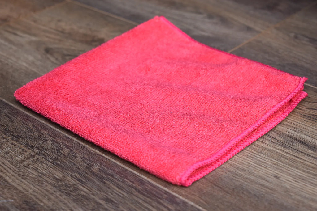 Magenta microfiber cleaning towel folded - 300 GSM, 80/20 blend, 35x35 cm, stitched edge for home use