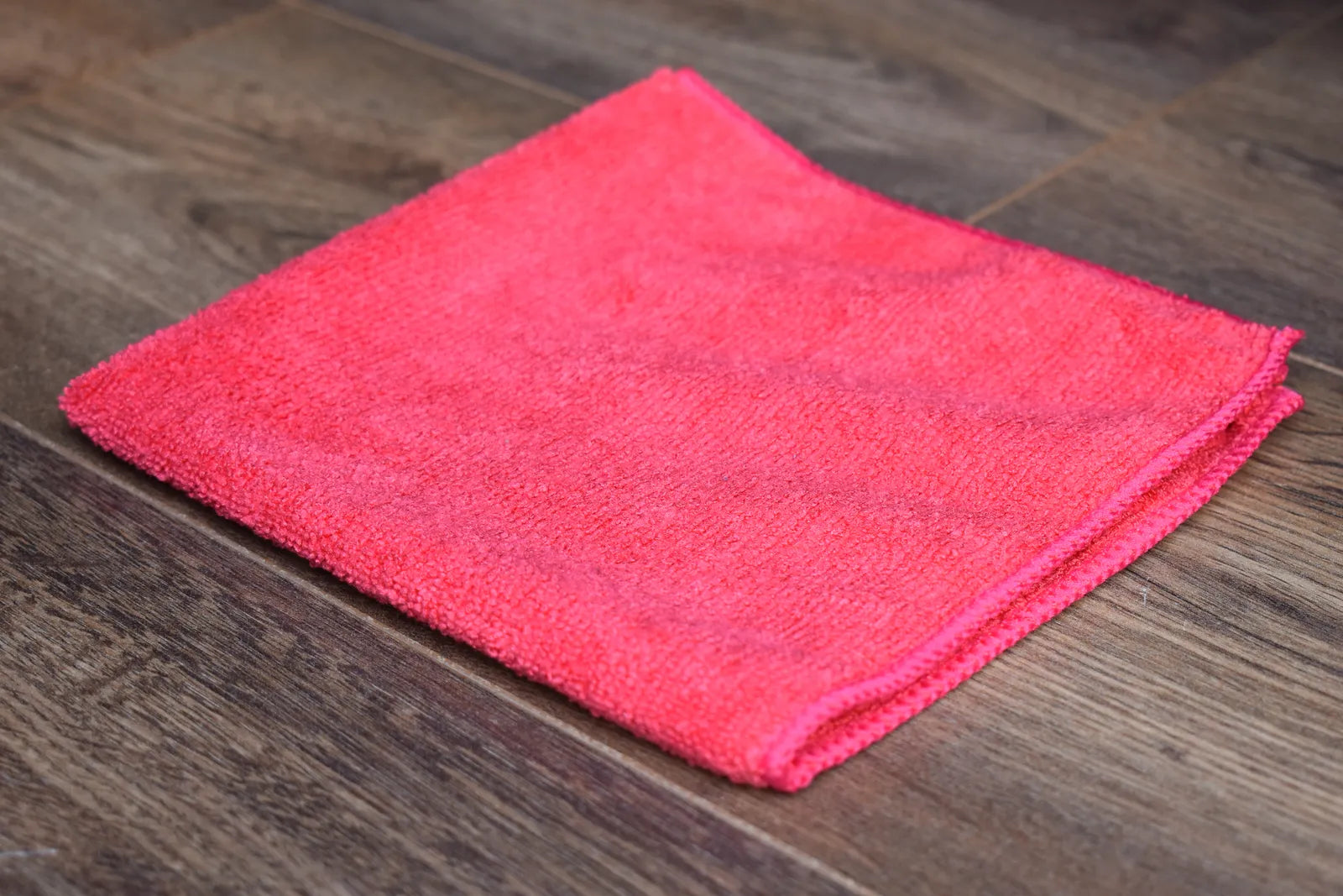 Magenta microfiber cleaning towel folded - 300 GSM, 80/20 blend, 35x35 cm, stitched edge for home use