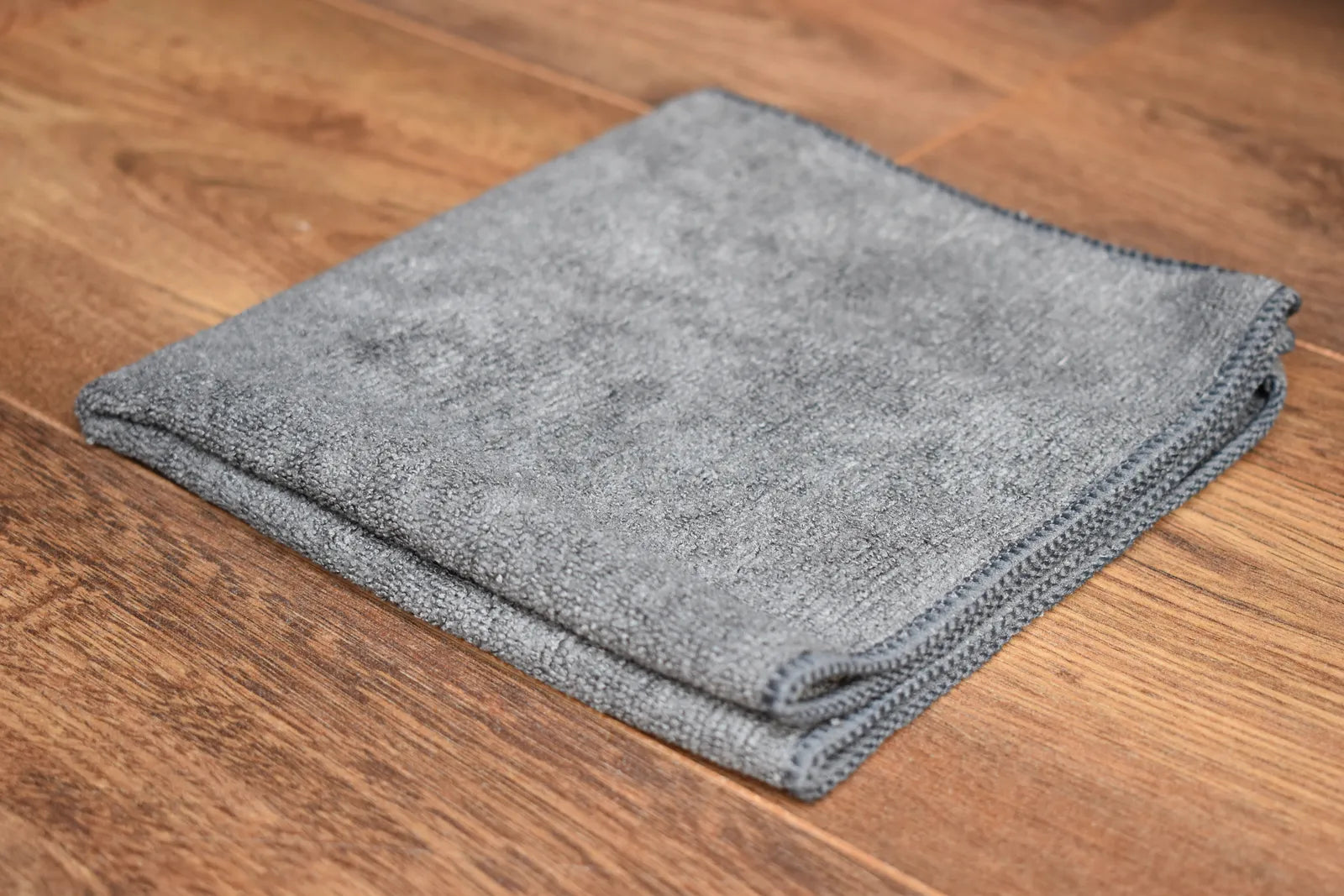 Grey microfiber cleaning towel folded - 300 GSM, 80/20 blend, 35x35 cm, stitched edge for home use