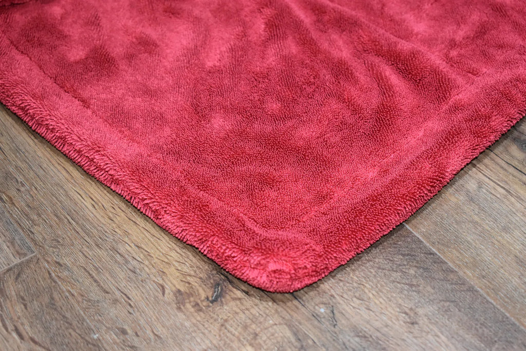 1500 GSM microfiber drying towel close-up showing twist-loop weave texture - 70/30 polyester polyamide blend, color red
