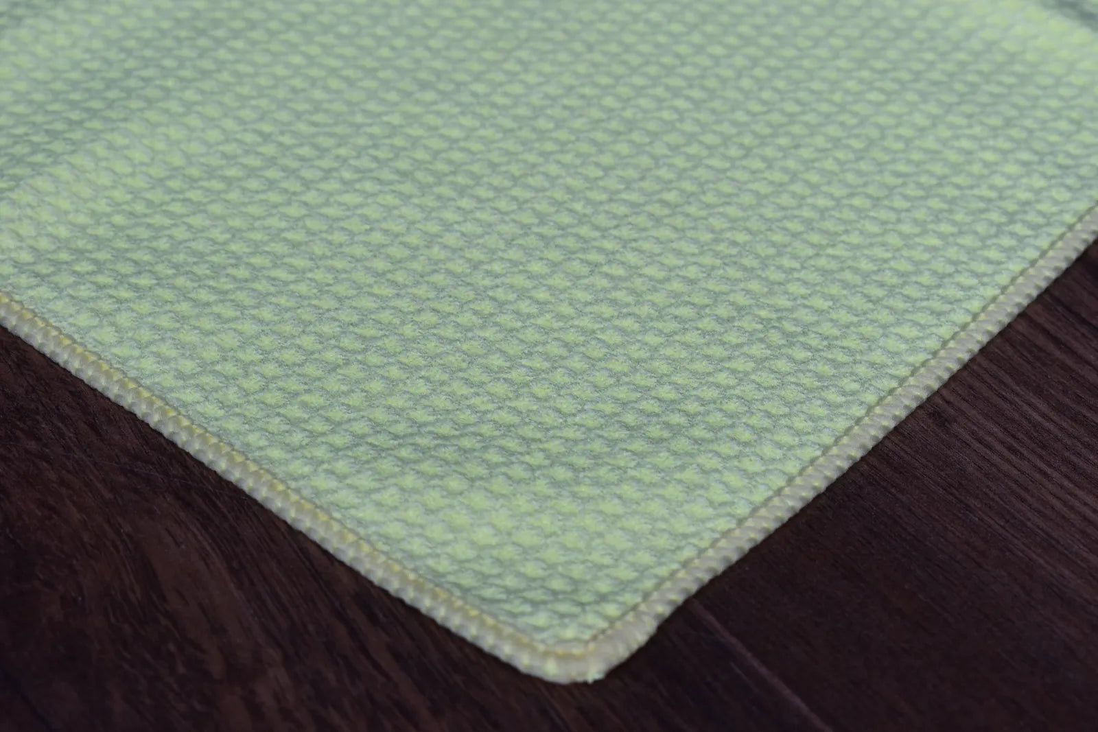 KHEMIA PLUS WAFFLE waffle-weave microfiber glass-cleaning towel — yellow corner laid flat showing waffle texture weave for streak-free glass cleaning